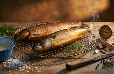 Wędzenie ryb krok po kroku — solanka, temperatura, drewno